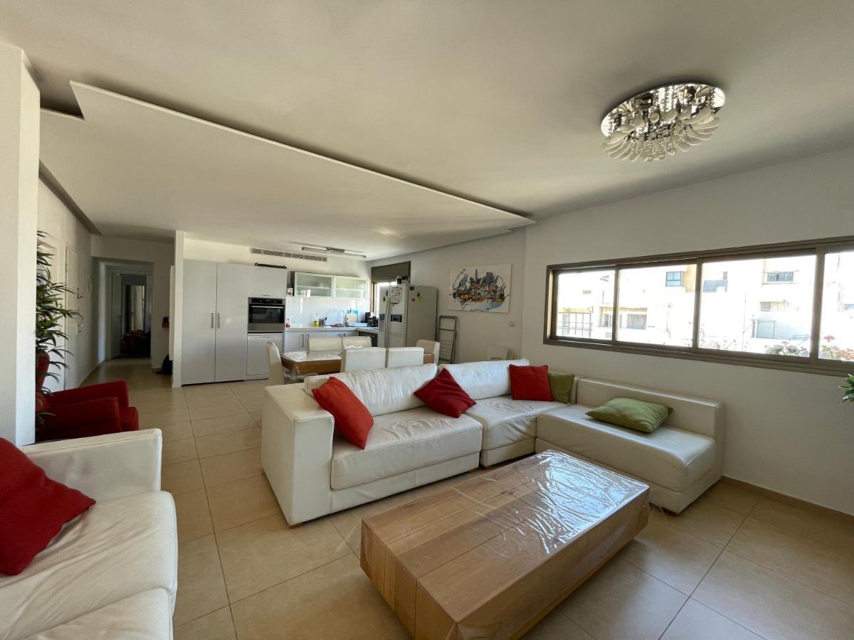 Beautiful 2-Bedroom Condo In The Heart Of Tel Aviv Bagian luar foto