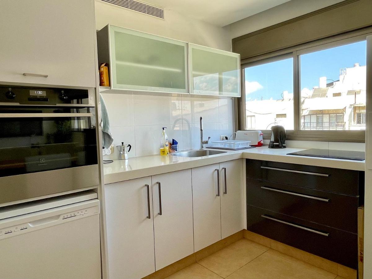Beautiful 2-Bedroom Condo In The Heart Of Tel Aviv Bagian luar foto