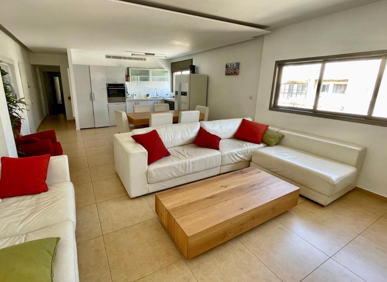 Beautiful 2-Bedroom Condo In The Heart Of Tel Aviv Bagian luar foto
