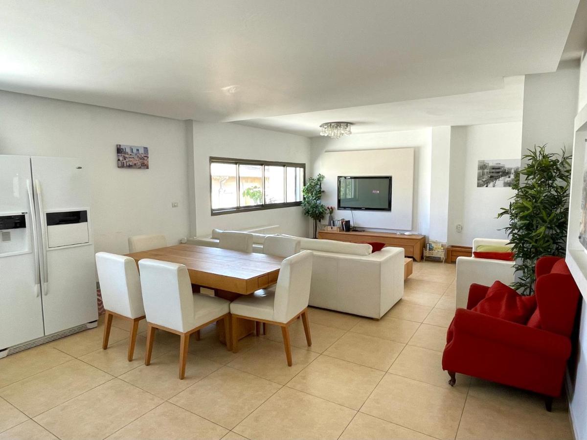 Beautiful 2-Bedroom Condo In The Heart Of Tel Aviv Bagian luar foto