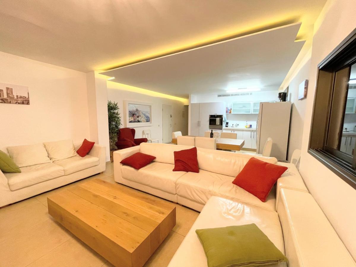 Beautiful 2-Bedroom Condo In The Heart Of Tel Aviv Bagian luar foto